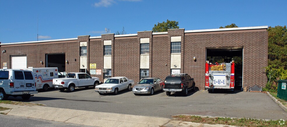 29-35 Jules Ct, Holbrook, NY à louer - Photo du bâtiment - Image 2 de 2