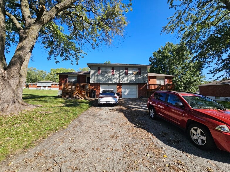 704 NE Hamel Pl, Lee's Summit, MO à vendre - Photo principale - Image 1 de 1