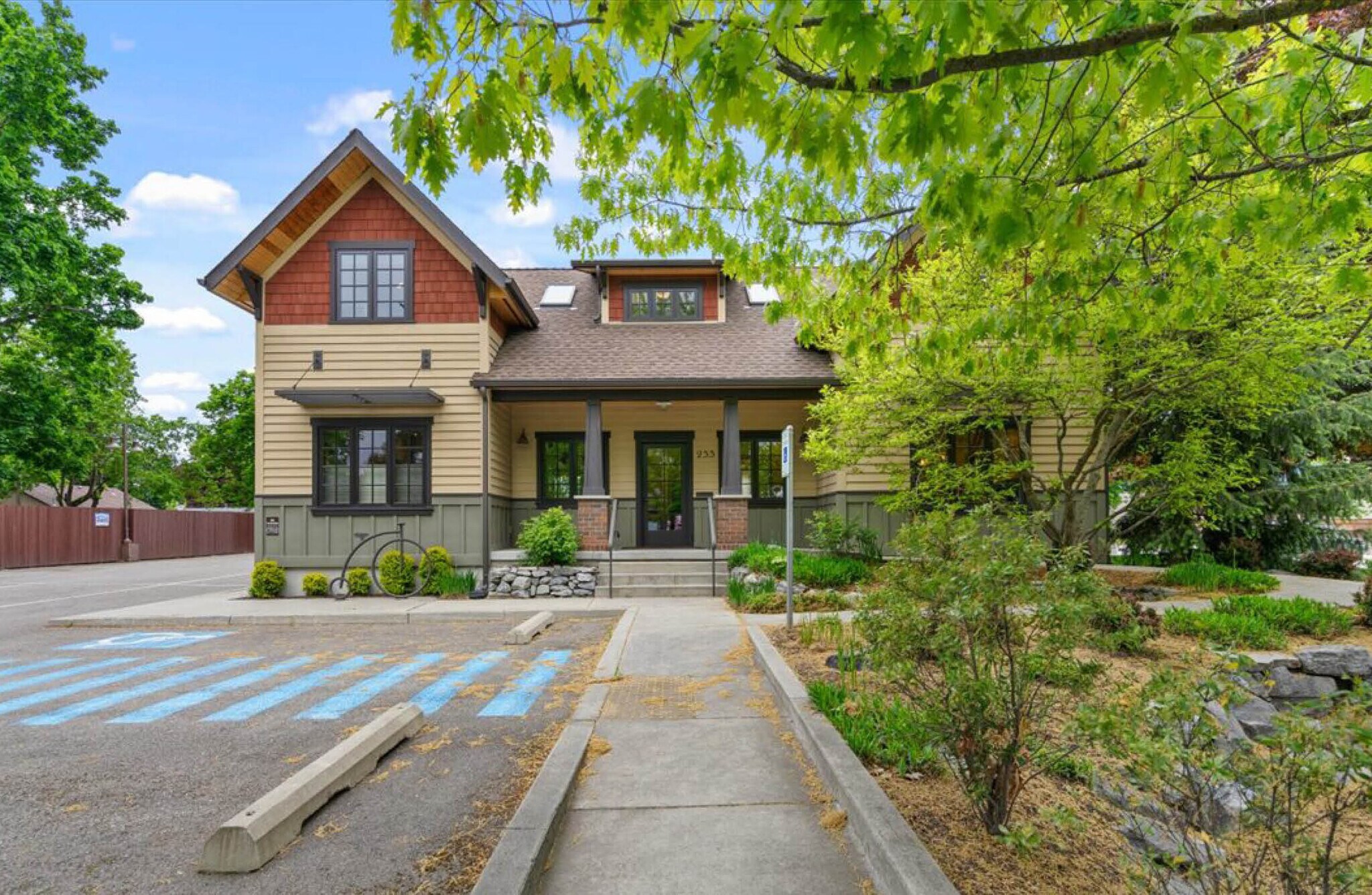 233 E Harrison Ave, Coeur d'Alene, ID à vendre Photo du bâtiment- Image 1 de 1