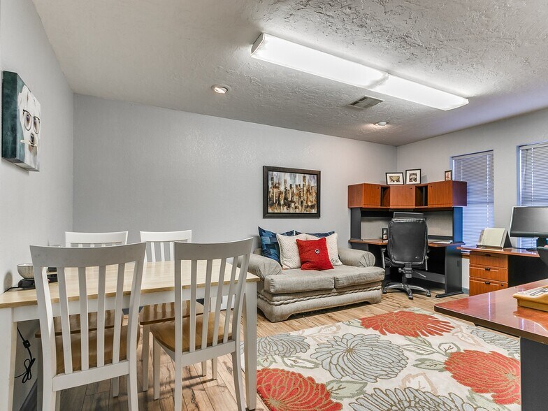 2222 Westpark Dr, Norman, OK à vendre - Photo du bâtiment - Image 2 de 30