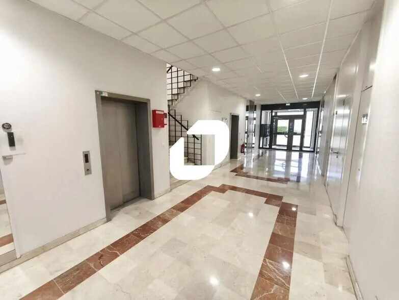 Bureau dans Rosny-sous-Bois à vendre - Hall d’entrée - Image 2 de 12