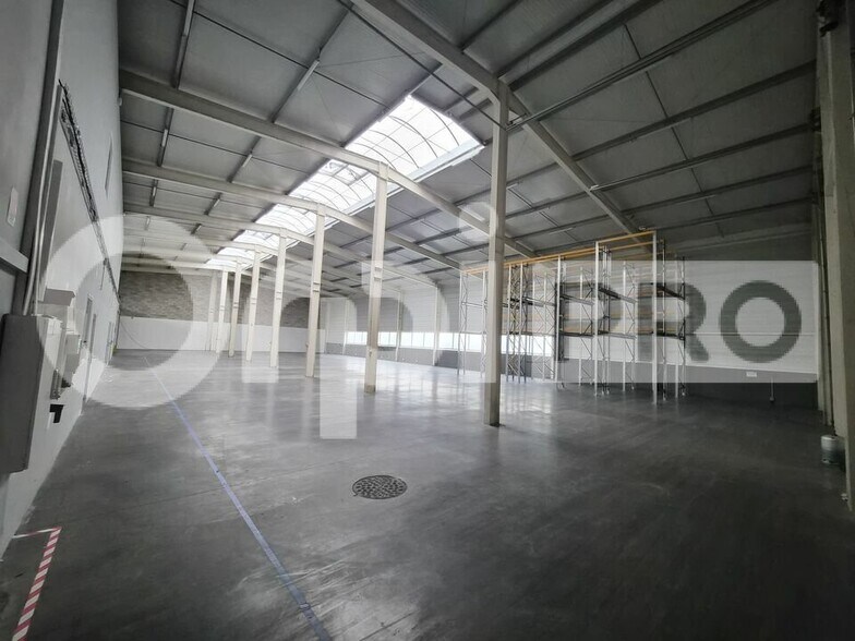Flex in Reims for lease - Interior Photo - Image 2 of 9