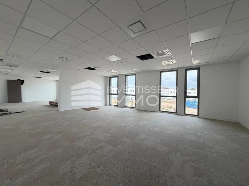 Retail in Serris for lease Interior Photo- Image 1 of 64