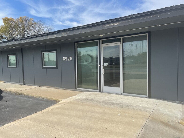 6926 N Lamar Blvd, Austin, TX for lease - Building Photo - Image 2 of 9