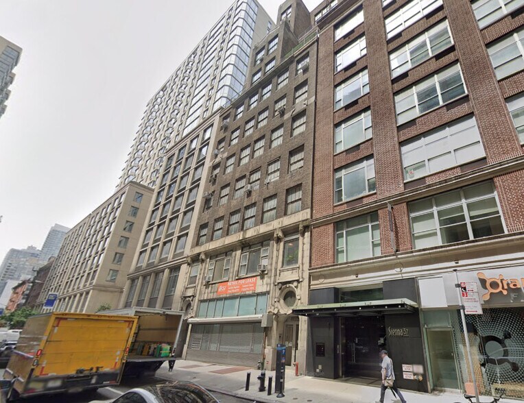 323-325 W 37th St, New York, NY à louer - Photo du bâtiment - Image 3 de 9