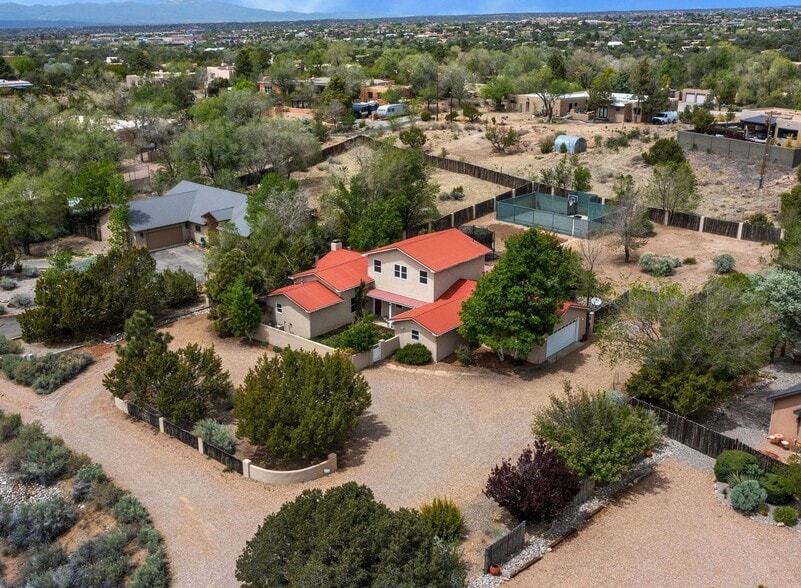 103 Tierra Rica Dr, Santa Fe, NM à vendre - Photo du bâtiment - Image 2 de 40