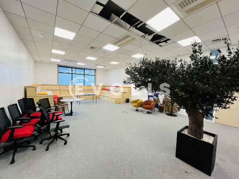 13 Boulevard Du Mont D'Est, Noisy-le-Grand for lease - Interior Photo - Image 2 of 14