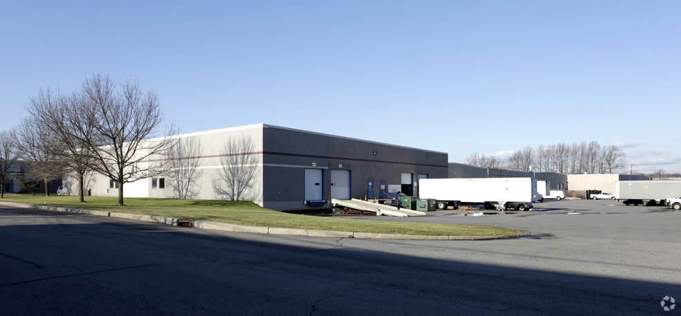 95 Newfield Ave, Edison, NJ à louer - Photo du bâtiment - Image 3 de 3