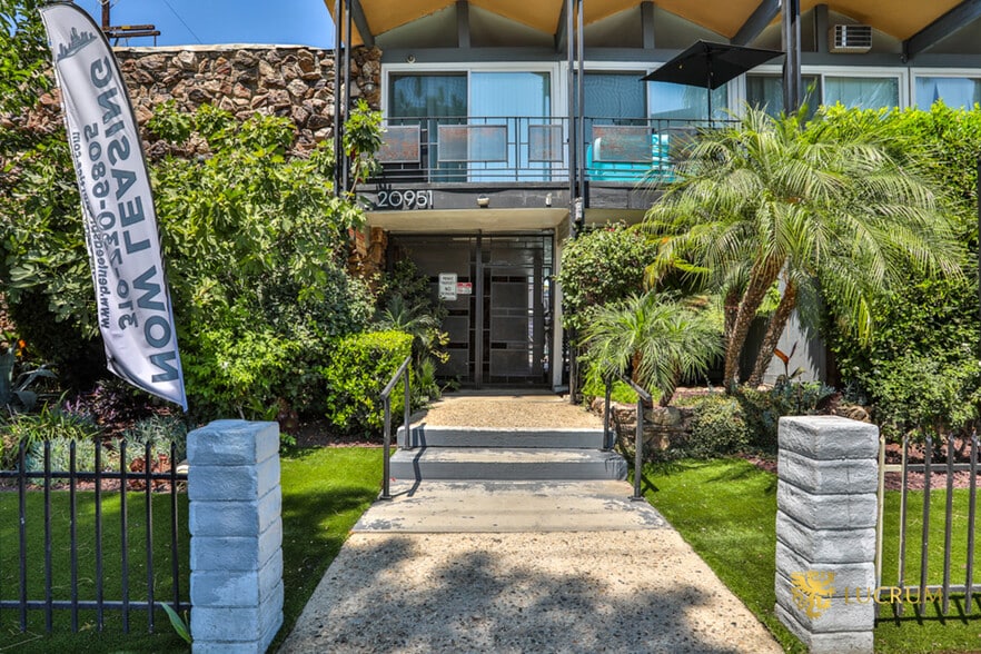 20951 Roscoe Blvd, Canoga Park, CA for sale - Building Photo - Image 3 of 23