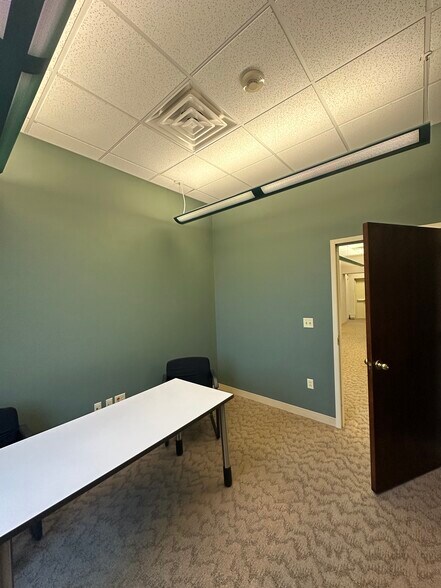 332 N Harrison St, Davenport, IA à louer - Photo intérieure - Image 2 de 12