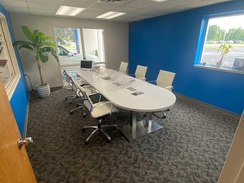 5303 W Pike Plaza Rd, Indianapolis, IN à louer - Photo intérieure - Image 2 de 15