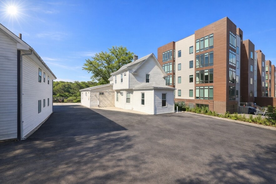 557 N Macquesten Pky, Mount Vernon, NY for sale - Building Photo - Image 3 of 6