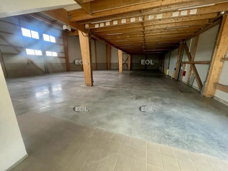 Flex in Romainville for lease - Interior Photo - Image 3 of 7