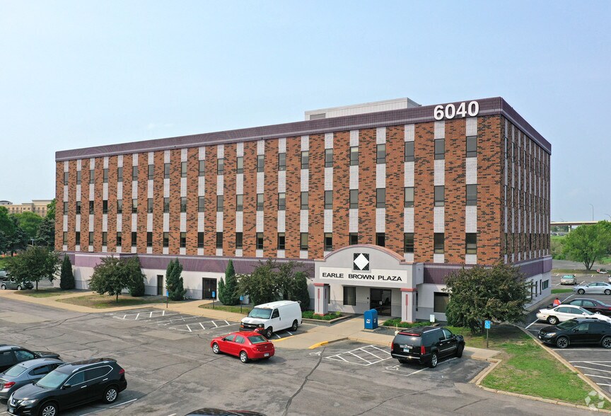 6040 Earle Brown Dr, Brooklyn Center, MN à louer - Photo du bâtiment - Image 1 de 6
