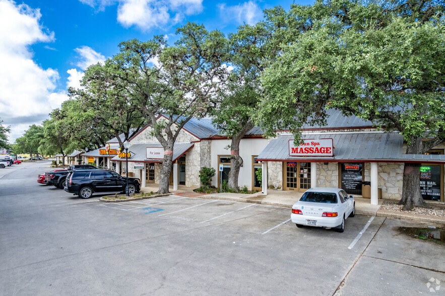 2950 Thousand Oaks Dr, San Antonio, TX for lease - Building Photo - Image 2 of 19