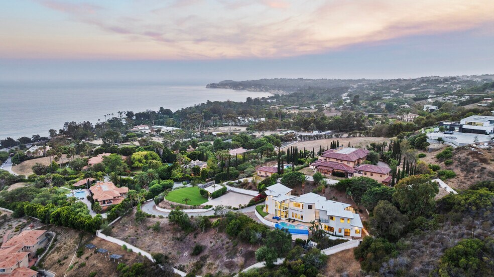 6380 Meadows Ct, Malibu, CA à louer - Photo du bâtiment - Image 3 de 37