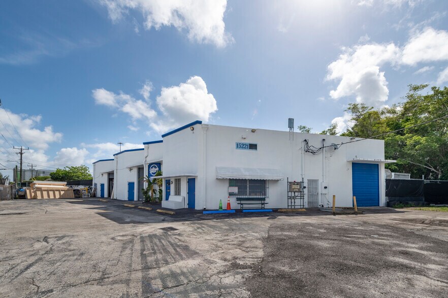 15221 NE 21st Ave, Miami, FL à vendre - Photo du bâtiment - Image 2 de 34