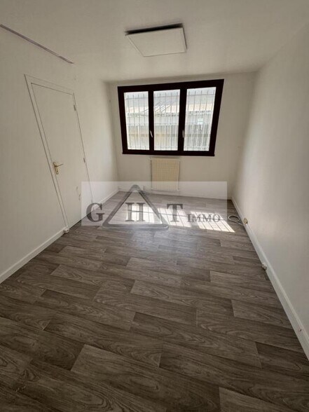 Office in Wissous for lease - Interior Photo - Image 1 of 6