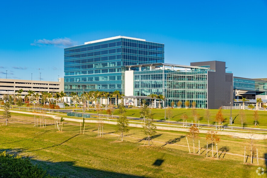 5411 SkyCenter Dr, Tampa, FL à louer - Photo du bâtiment - Image 2 de 9