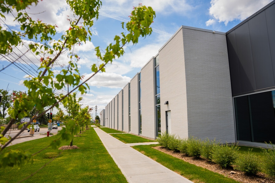 141 Boul Bellerose O, Laval, QC à louer - Photo du bâtiment - Image 3 de 11