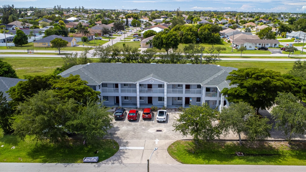 1328 SE 8th Ave, Cape Coral, FL for sale - Primary Photo - Image 1 of 33