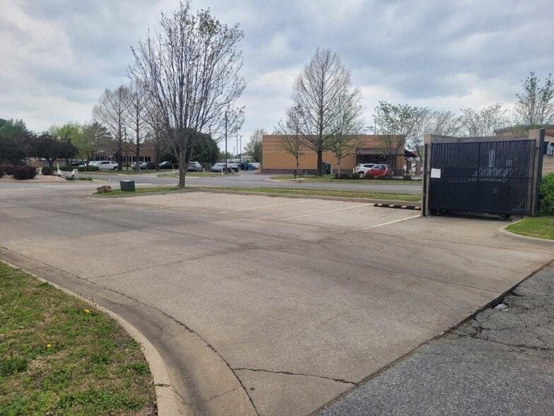 301 SW 16th St, Bentonville, AR for sale - Building Photo - Image 2 of 27