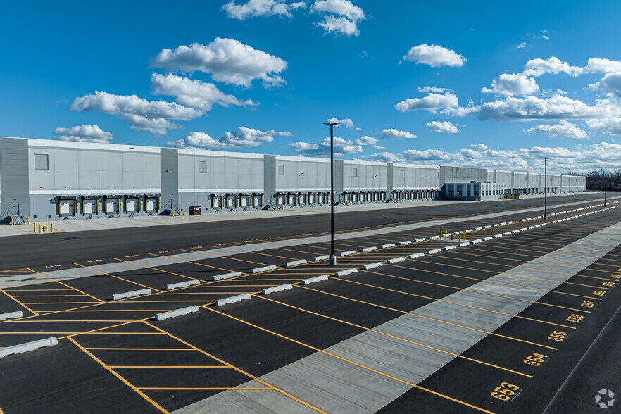 695 E Hartford Blvd N, East Hartford, CT à louer - Photo du bâtiment - Image 3 de 6