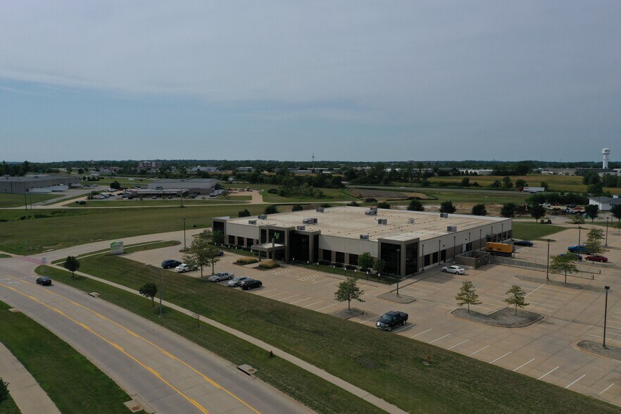 1450 N Center Point Rd, Hiawatha, IA à louer - Photo du bâtiment - Image 2 de 12