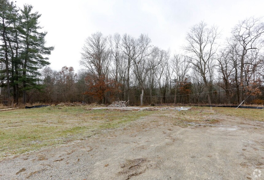 8860 Whitmore Lake Rd, Brighton, MI à vendre - Photo du bâtiment - Image 2 de 4