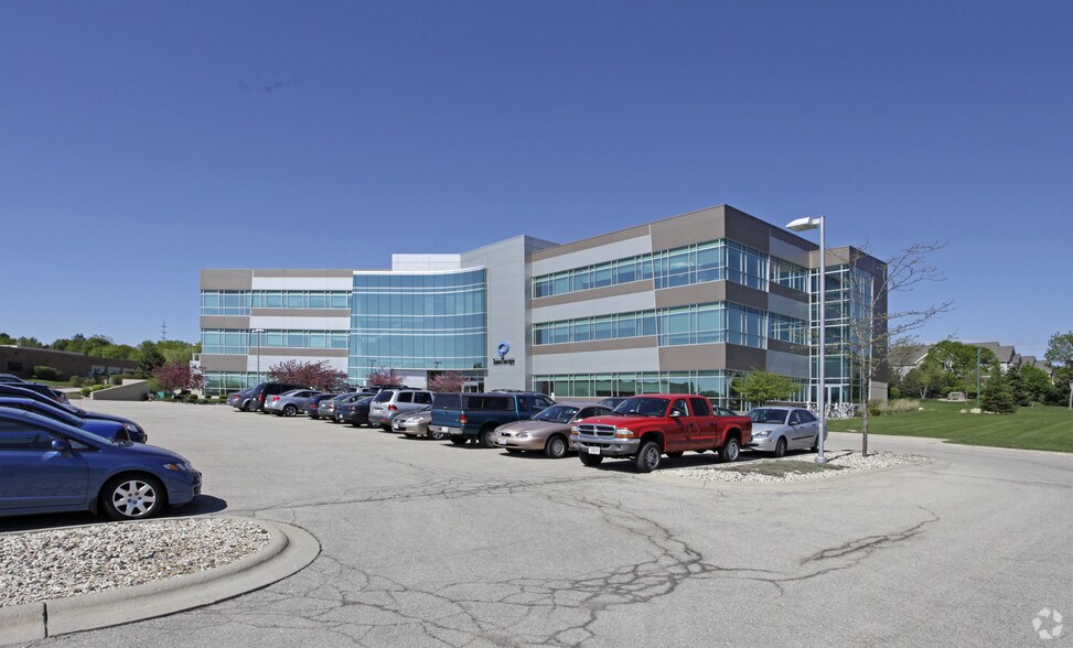 1240 Deming Way, Madison, WI à vendre - Photo du bâtiment - Image 3 de 6