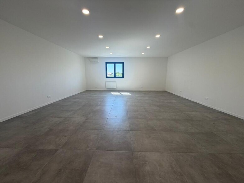 Office in Mennecy for lease - Interior Photo - Image 1 of 4