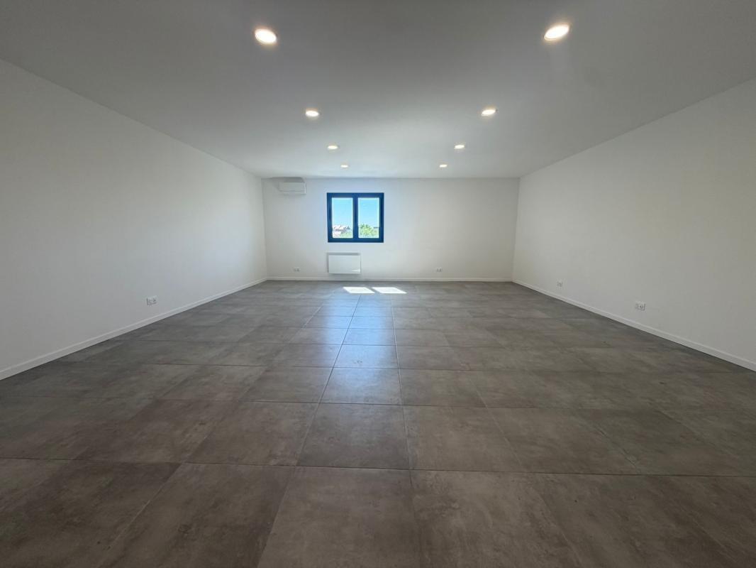 Office in Mennecy for lease Interior Photo- Image 1 of 5