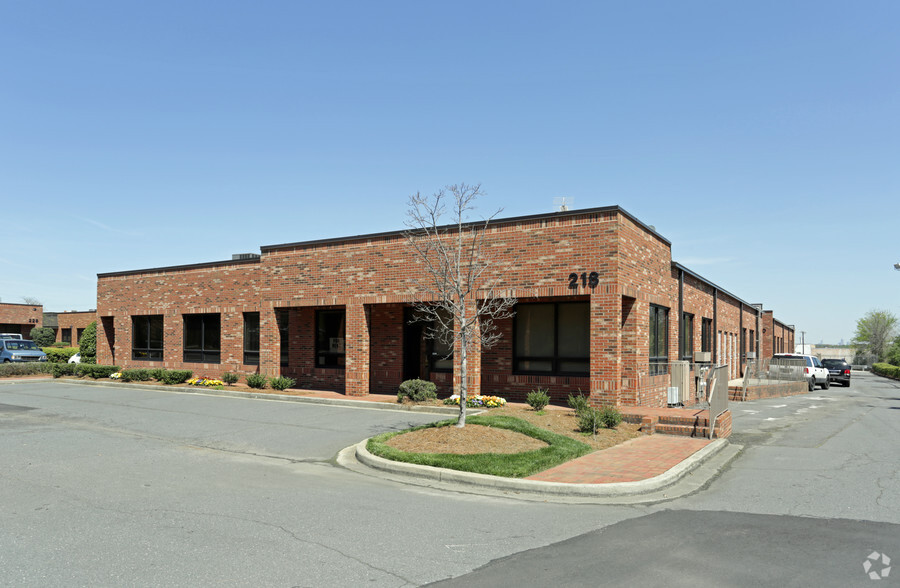 218 Westinghouse Blvd, Charlotte, NC for lease - Primary Photo - Image 1 of 8