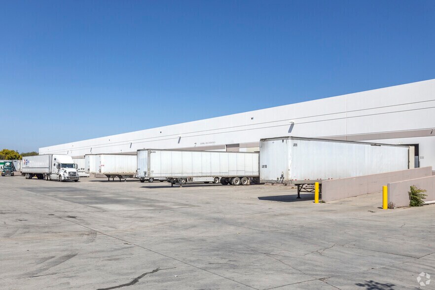 9654 Siempre Viva Rd, San Diego, CA à louer - Photo du bâtiment - Image 2 de 4