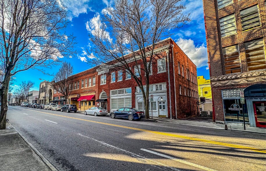 9-11 SW Franklin Rd, Roanoke, VA for lease - Building Photo - Image 2 of 10