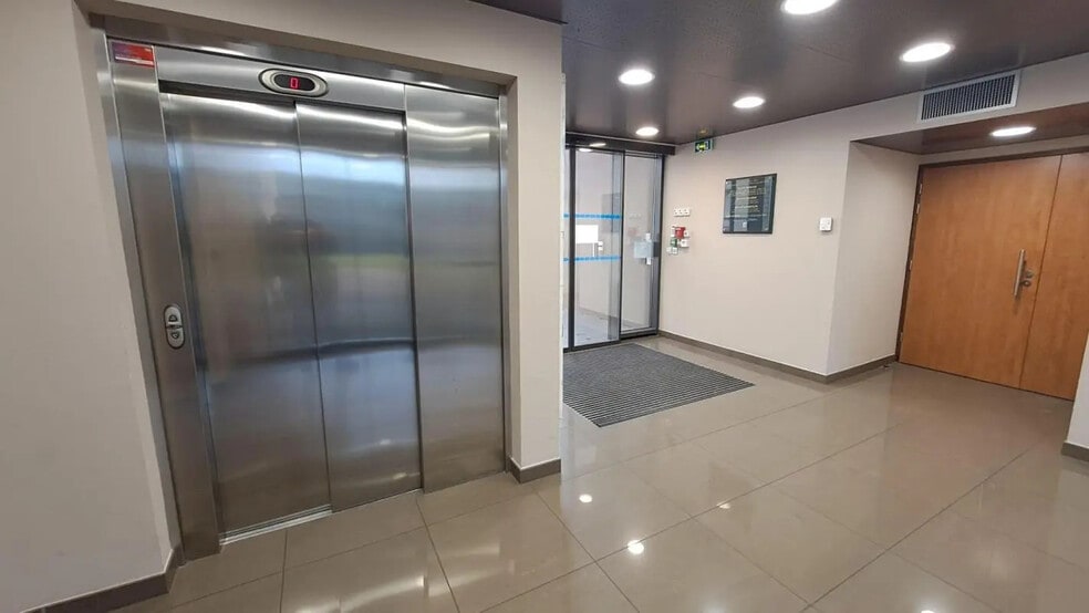 Office in Rillieux-la-Pape for lease - Lobby - Image 3 of 7