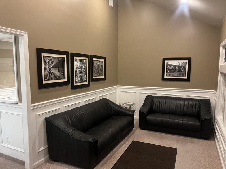 1205 Montauk Hwy, Oakdale, NY à vendre - Hall d’entrée - Image 3 de 9