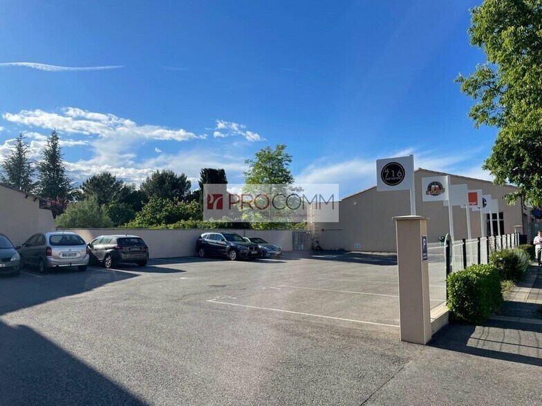 Retail in Bollène for lease - Building Photo - Image 2 of 3