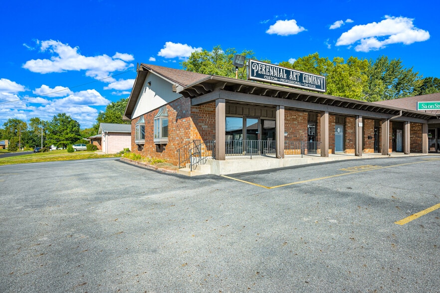 4601 N University St, Peoria, IL for lease - Building Photo - Image 3 of 18