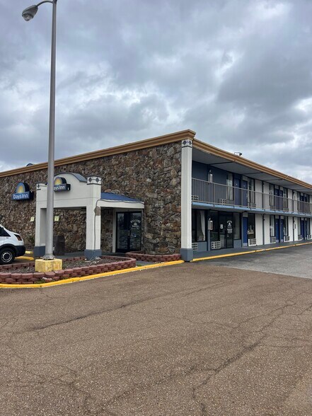 800 University St, Martin, TN à vendre - Photo du bâtiment - Image 2 de 5