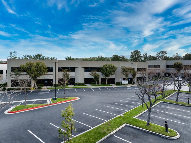 130 Chaparral Ct, Anaheim, CA à louer - Photo du bâtiment - Image 3 de 15