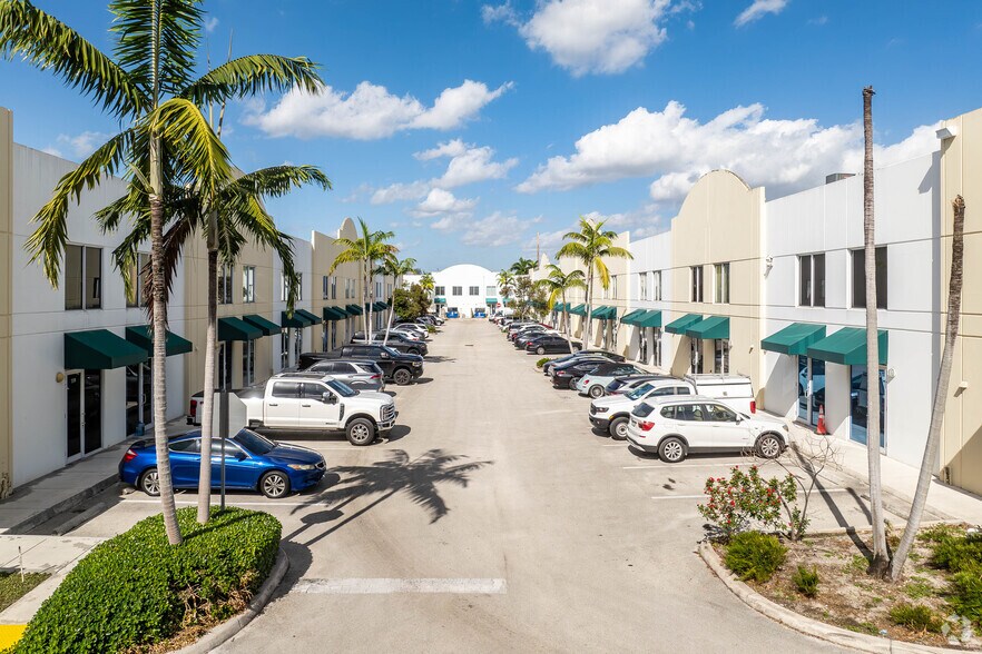 1211 Stirling Rd, Dania Beach, FL à louer - Photo du bâtiment - Image 2 de 9