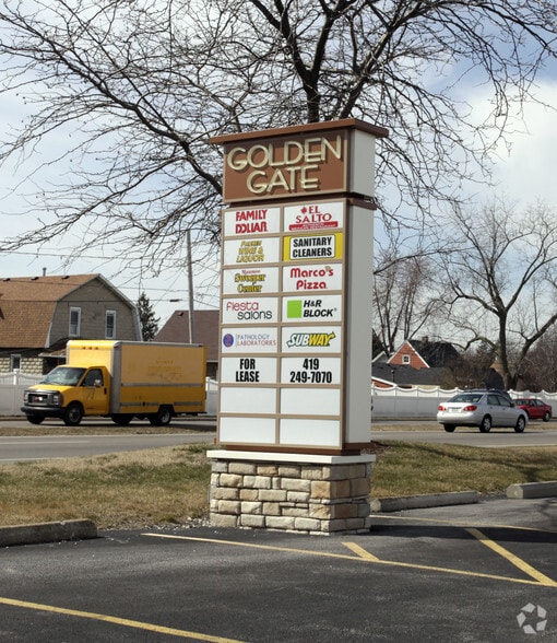 201-255 Golden Gate Plz, Maumee, OH for lease - Building Photo - Image 2 of 3