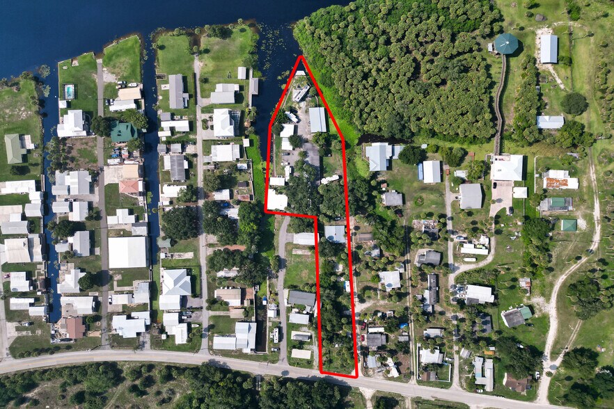 BIG BASS LODGE AND RV PARK + SFH (5) MHP portefeuille de 1 propriétés à vendre sur LoopNet.ca - Photo du bâtiment - Image 2 de 49