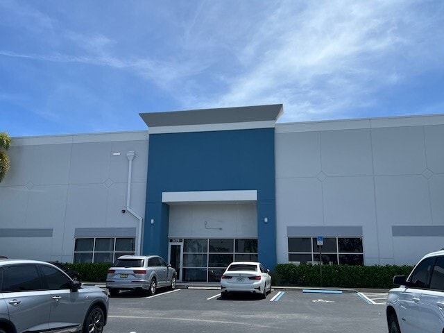 2401-2599 SW 32nd Ave, Pembroke Park, FL à louer - Photo principale - Image 2 de 6