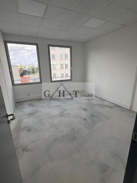 Bureau dans Saint-Ouen-sur-Seine à louer - Photo du bâtiment - Image 3 de 8