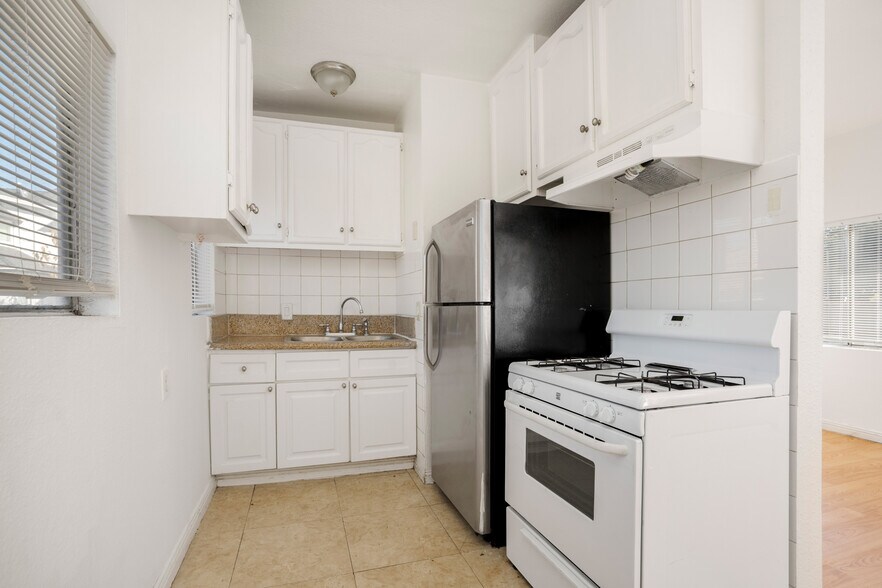 2440 Wabash Ave, Los Angeles, CA à vendre - Photo du bâtiment - Image 3 de 20