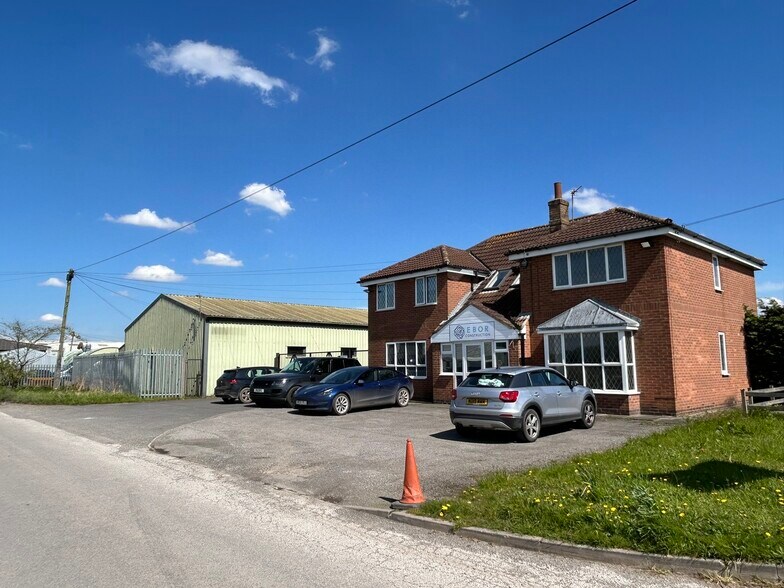 Y1 Elvington Industrial Estate portefeuille de 2 propriétés à vendre sur LoopNet.ca - Photo du bâtiment - Image 3 de 5