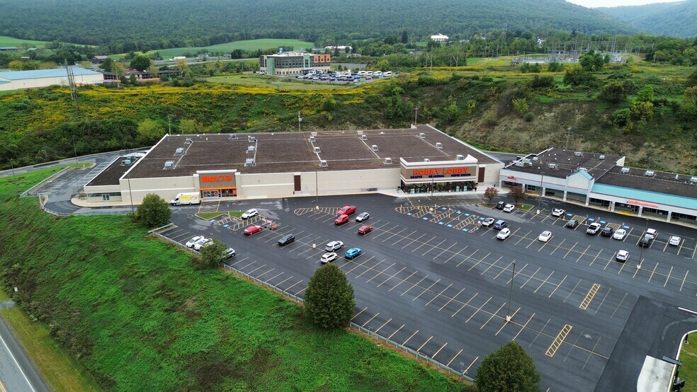 301-331 W Freedom Ave, Burnham, PA à louer - Photo du bâtiment - Image 2 de 7