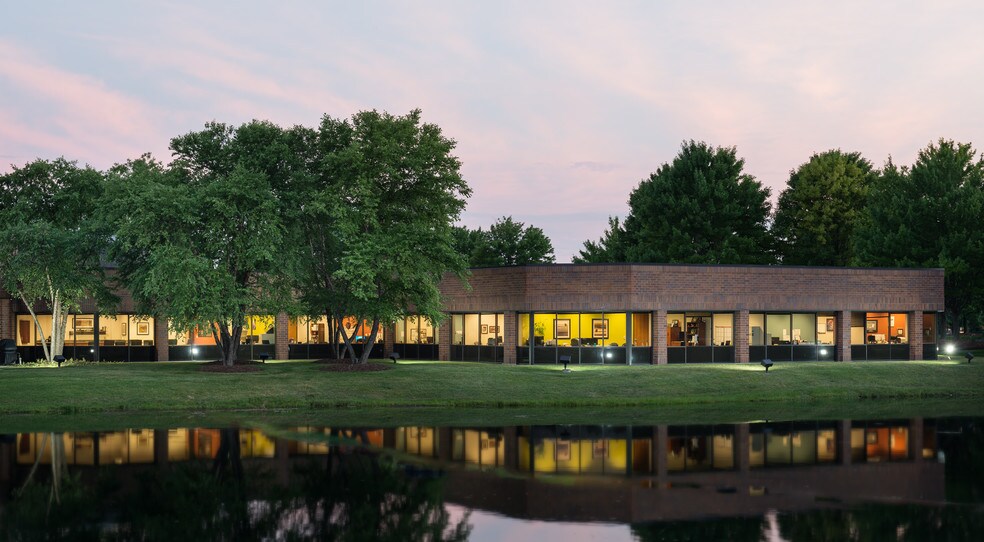 250 N Patrick Blvd, Brookfield, WI à louer - Photo du bâtiment - Image 2 de 9